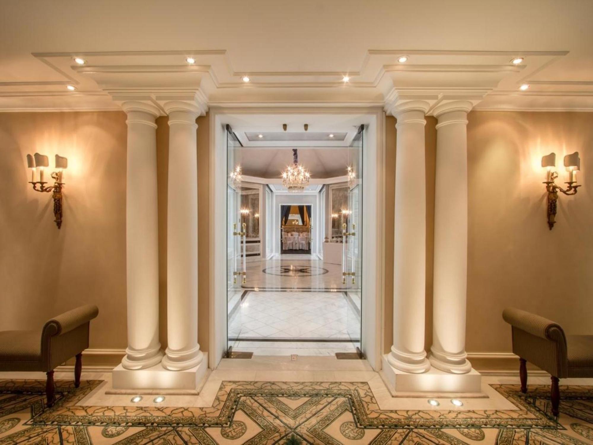 فندق إكسيلسيور إيرنيست أم دوم كولونيا المظهر الداخلي الصورة Entrance to the hotel